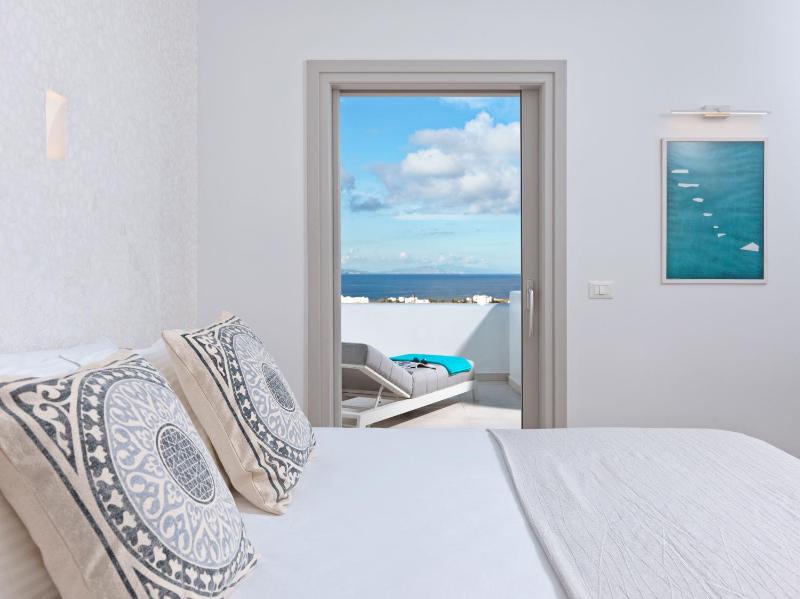 Junior Suite with Outdoor Hot Tub and Sea View image 3