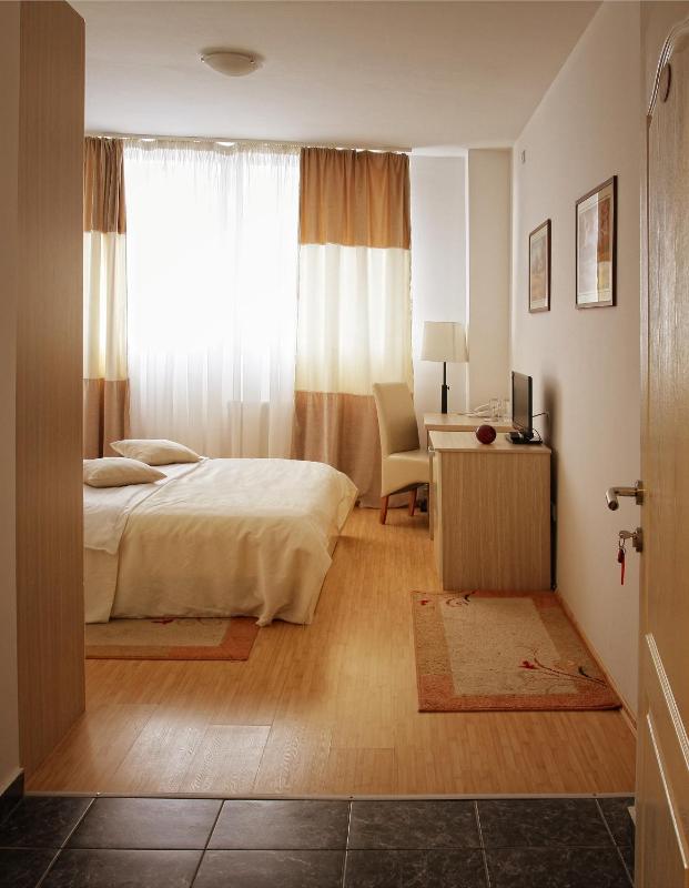 Double Room image 4