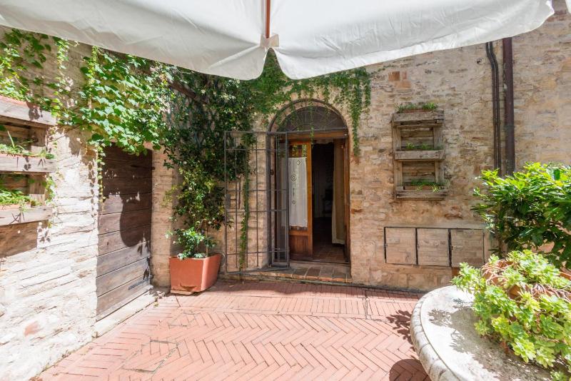 Studio with Patio image 3