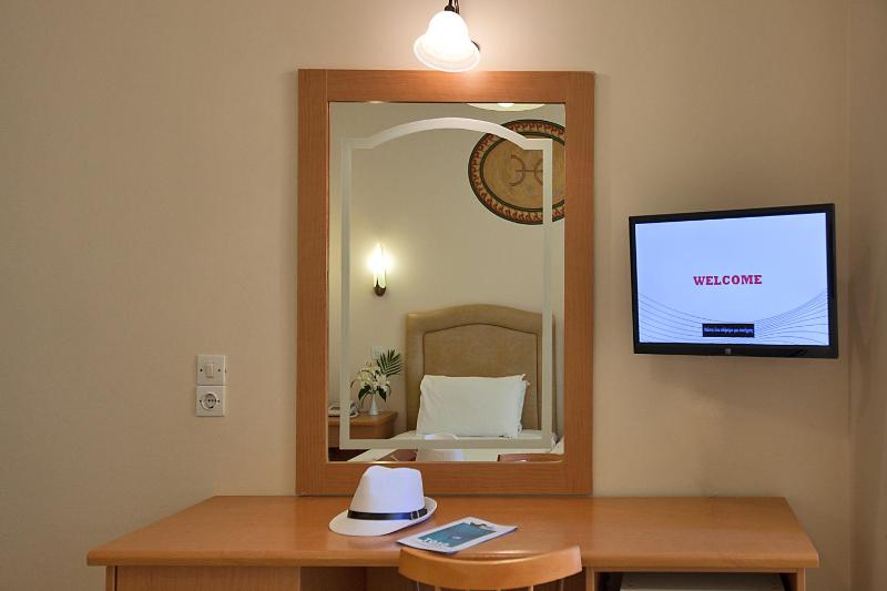 Economy Twin Room image 4