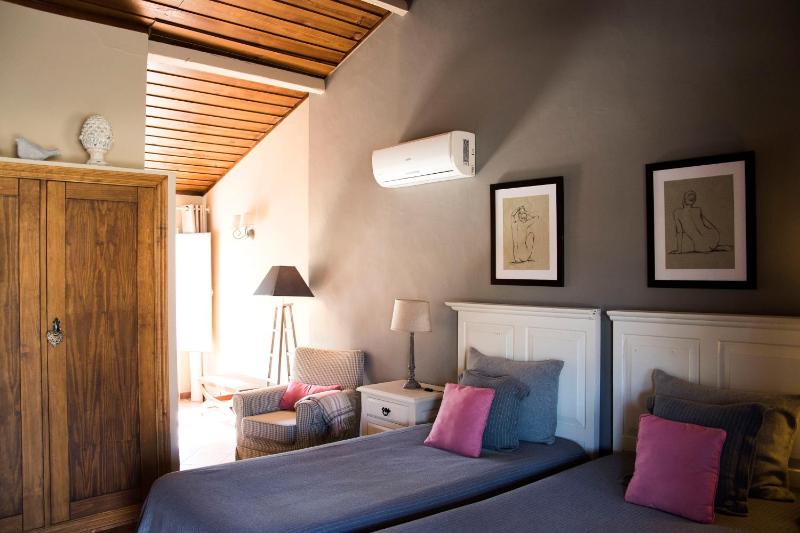 Basic Double Room image 4