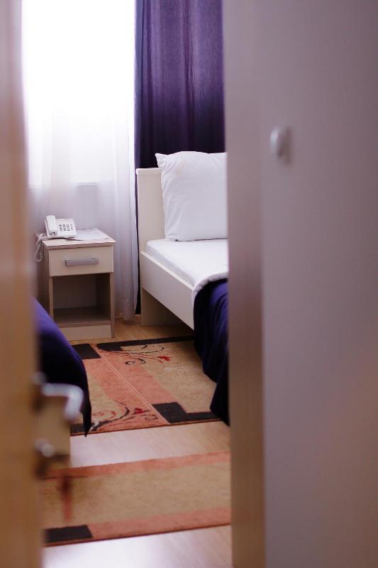 Twin Room image 2