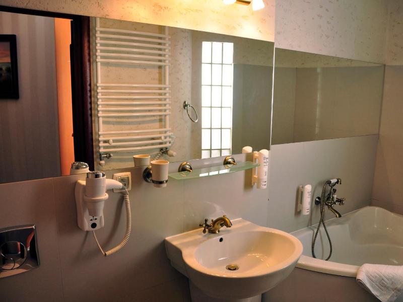 Deluxe Two-Bedroom Apartment image 2