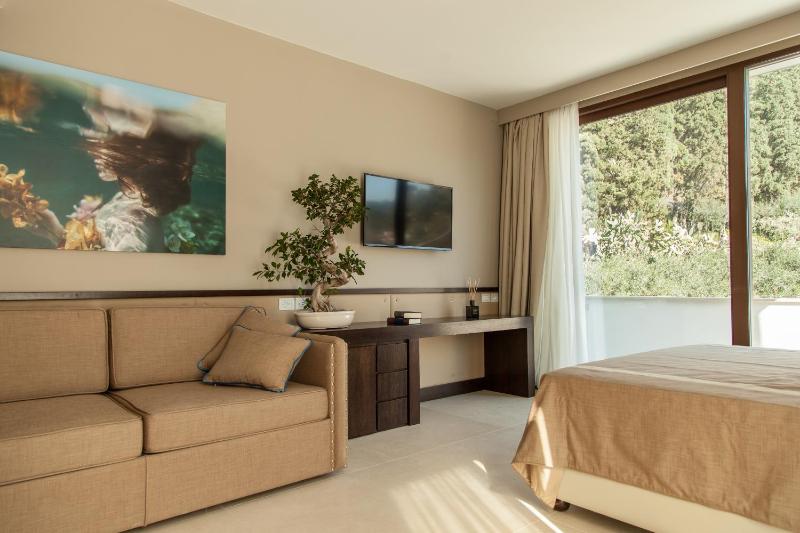 Junior Suite with Garden View image 3