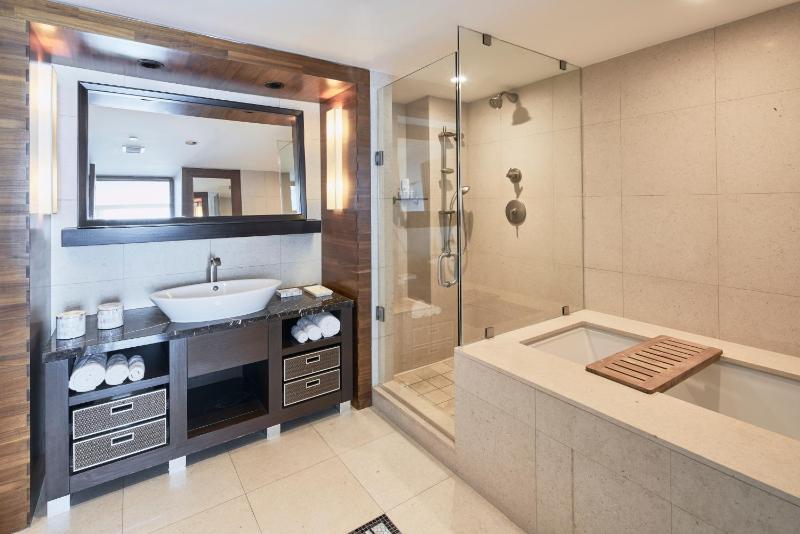 One-Bedroom Apartment Two Queen Beds with Ocean View image 3