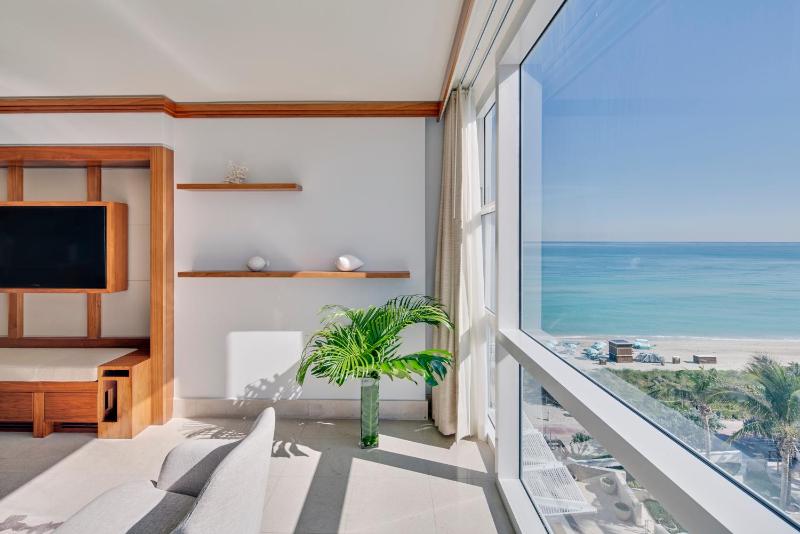 One-Bedroom Apartment King Bed with Ocean View image 4