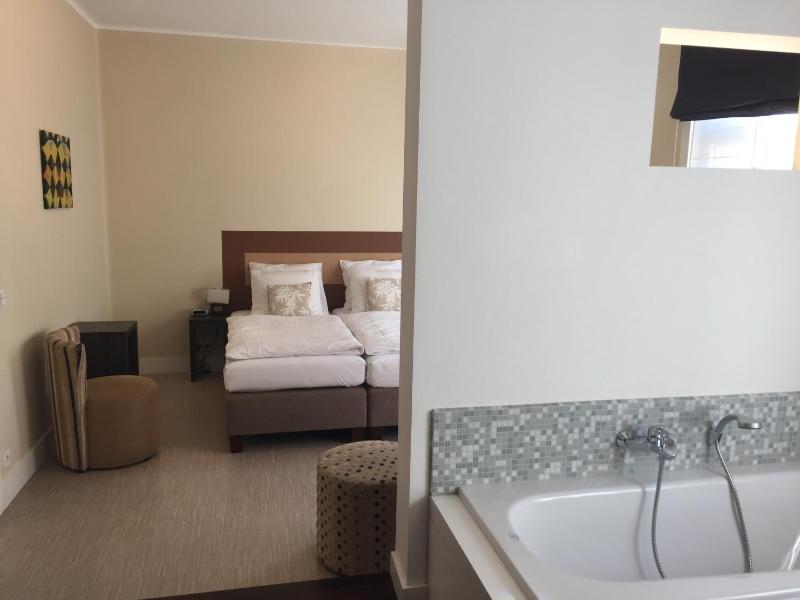 Deluxe Double or Twin Room image 3