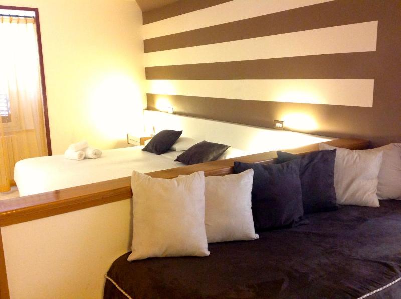 Standard Triple Room image 4