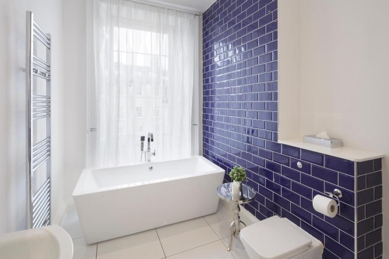 Deluxe Suite with Spa Bath image 3