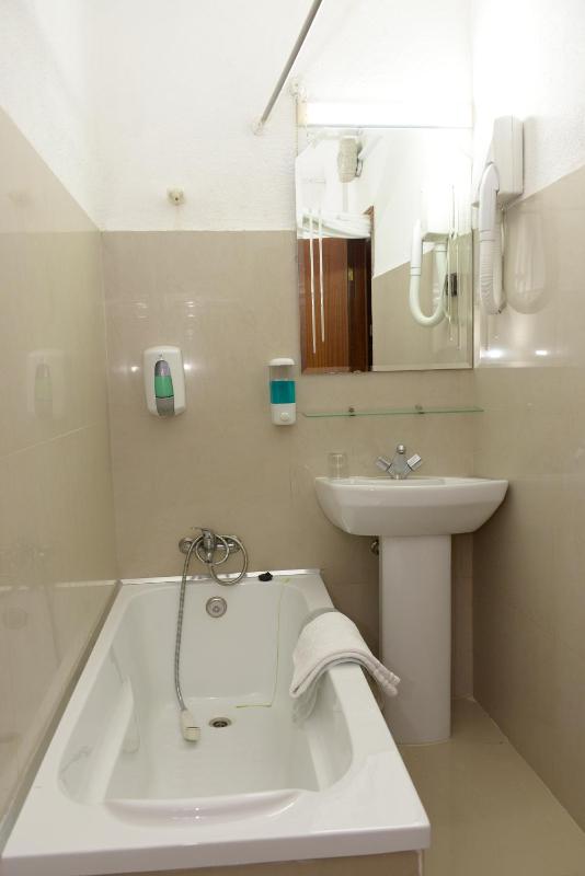 Twin Room image 3