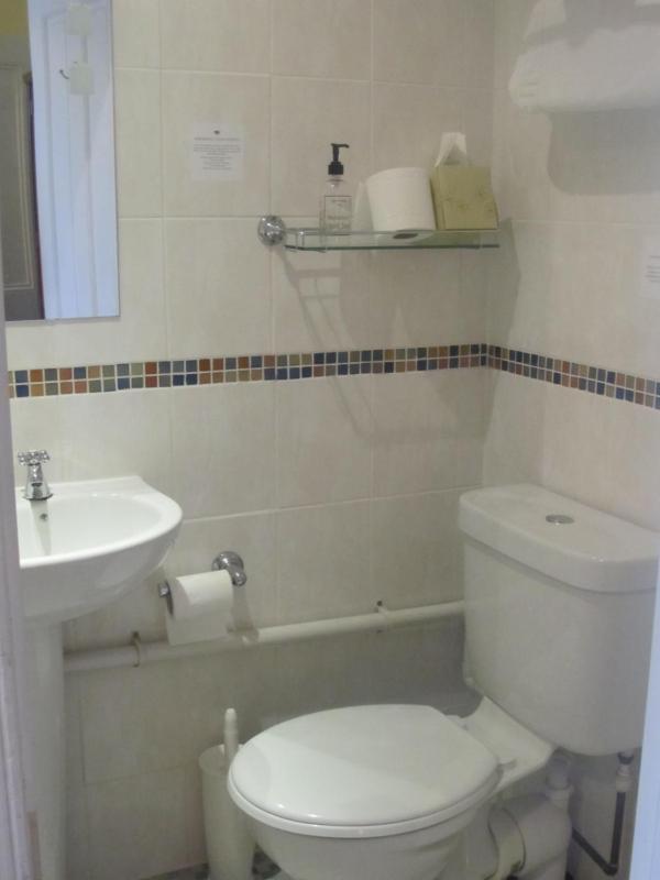 Single Room with Shower image 4