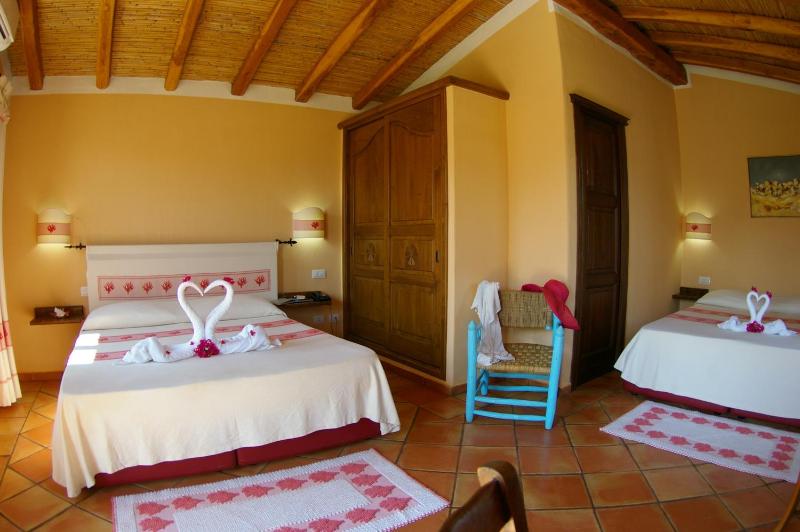 Triple Room with Pool View image 2