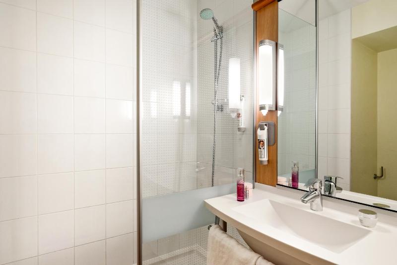 Standard Twin Room image 3