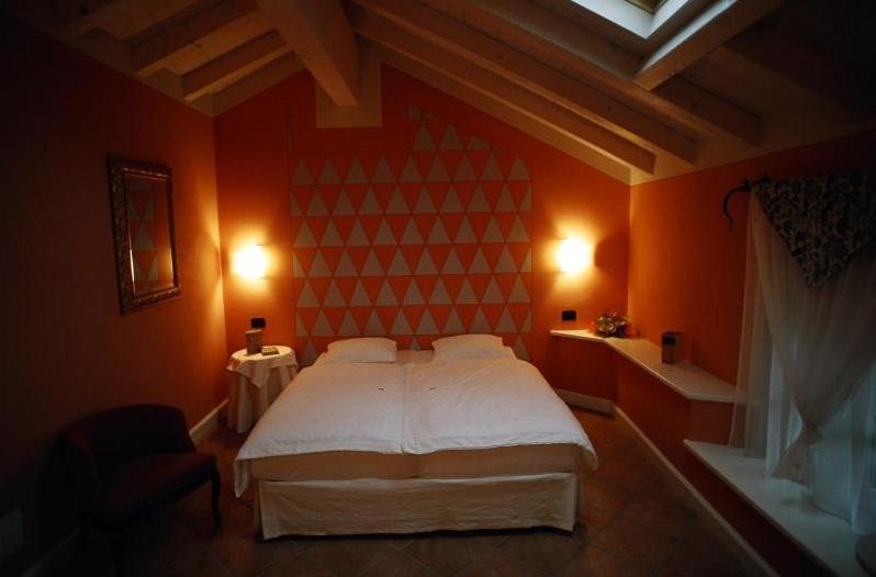 Double or Twin Room image 4