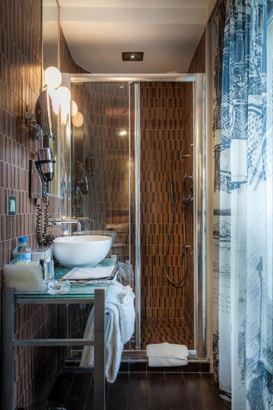 Standard Double Room with Massaging-Jet Shower image 2