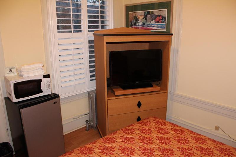 Double Room with Shared Bath image 2