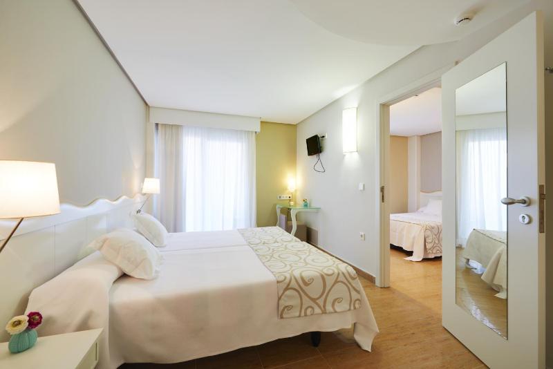 Quadruple Room image 2