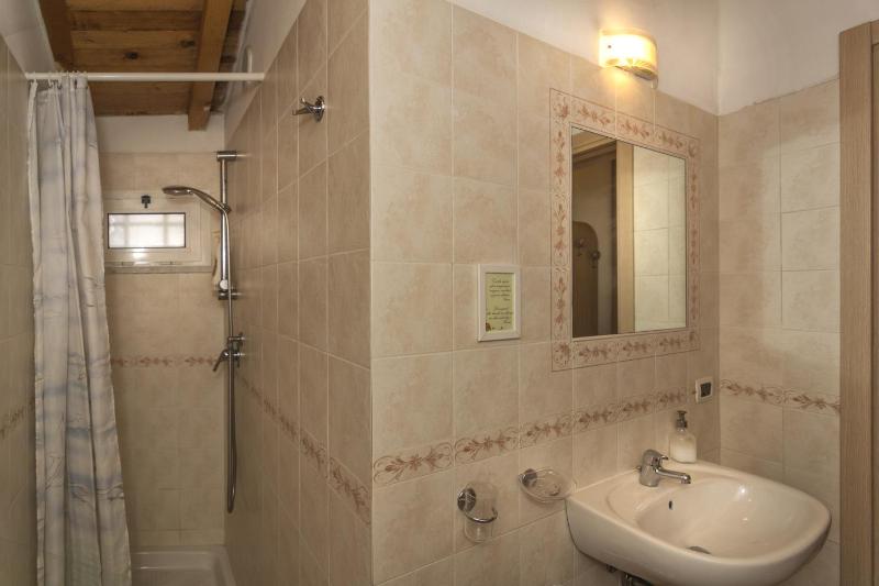 Single Room with Bathroom image 4