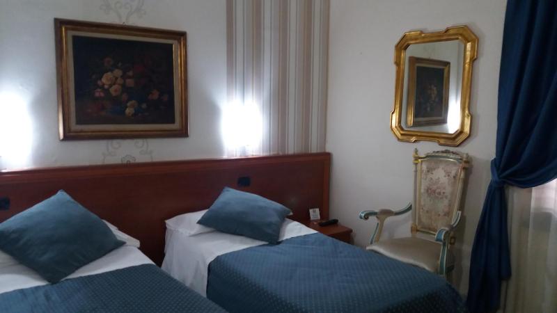 Standard Twin Room image 3