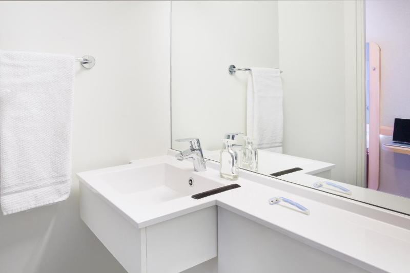 Twin Room image 2
