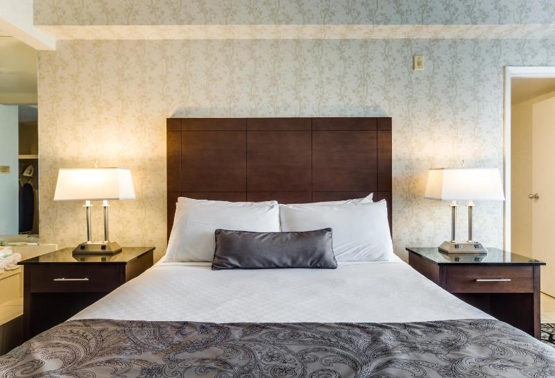 Queen Suite with Jetted Tub