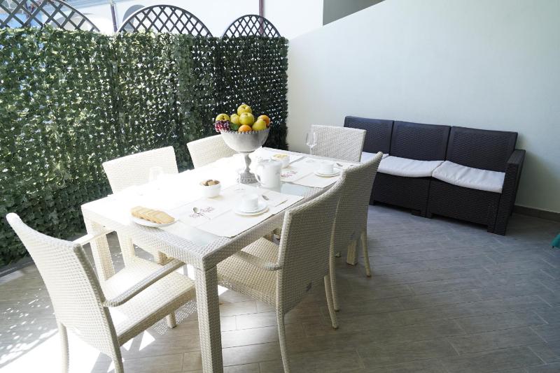 One-Bedroom Apartment - Located in via del Mare image 3