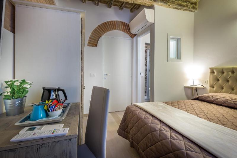 Standard Double Room image 3