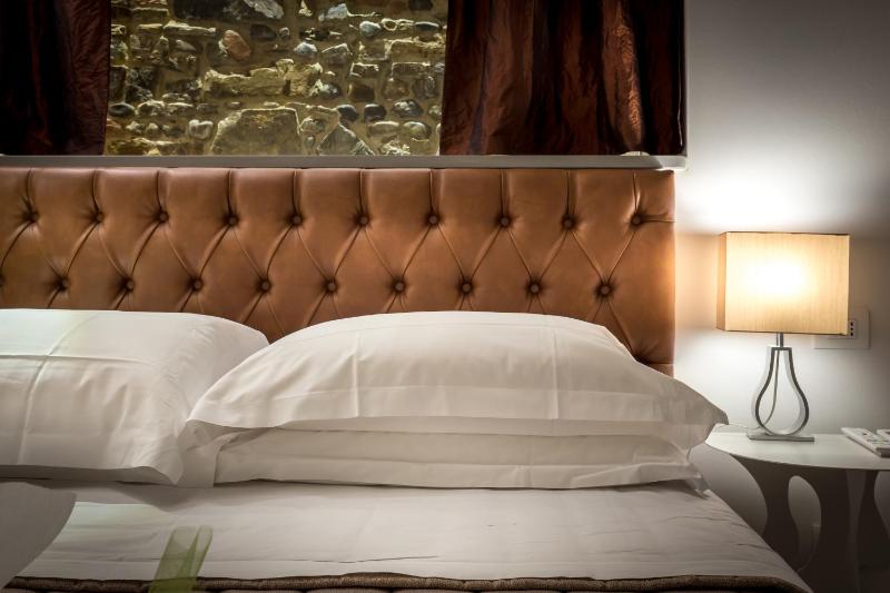 Superior King Room image 3