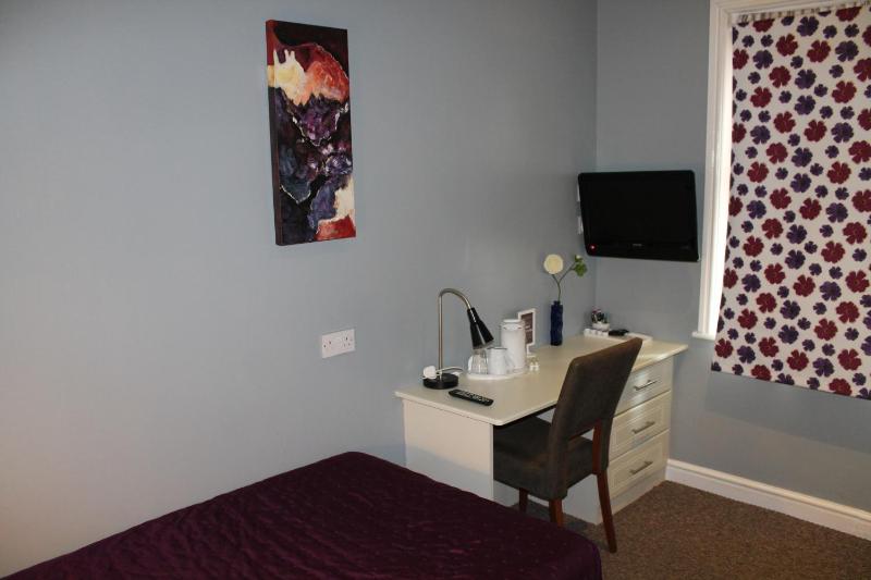 Budget Single Room with Shared Bathroom image 4