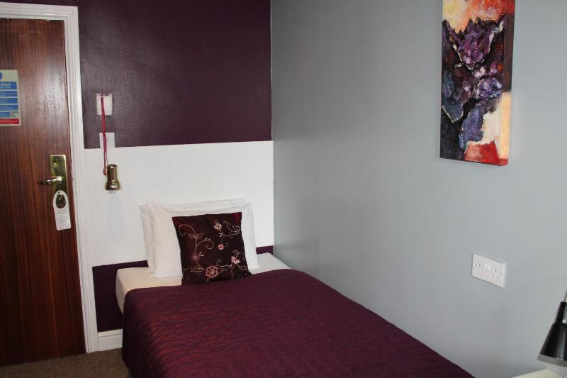 Budget Single Room with Shared Bathroom image 1