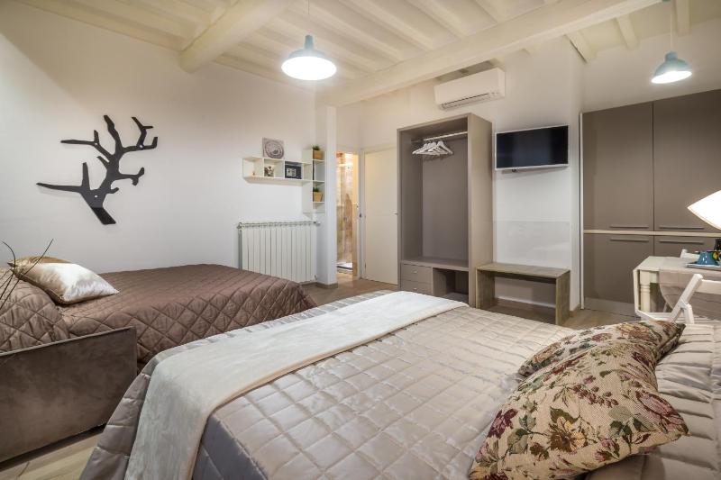 Deluxe King Room image 3