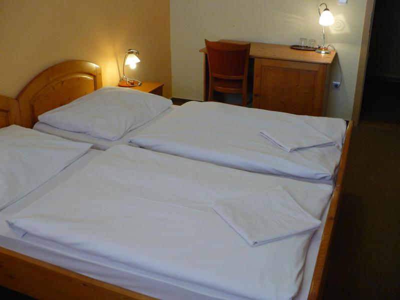 Twin Room image 4