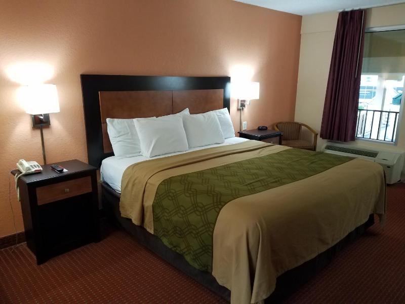 Queen Room with Two Queen Beds - Non-Smoking image 4