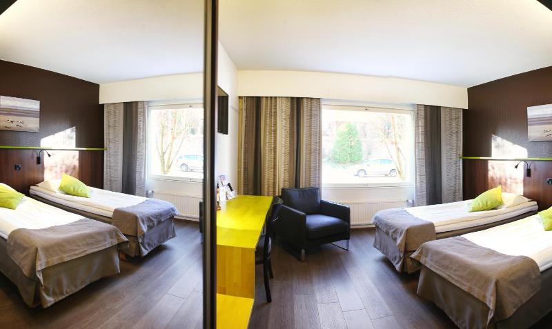 Standard Twin Room image 3