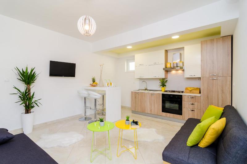 One-Bedroom Apartment with Balcony and Sea View image 3