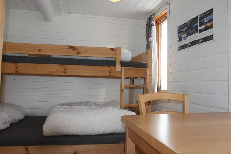 Economy Triple Room with Shared Bathroom image 1