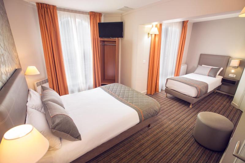 Superior Triple Room image 2