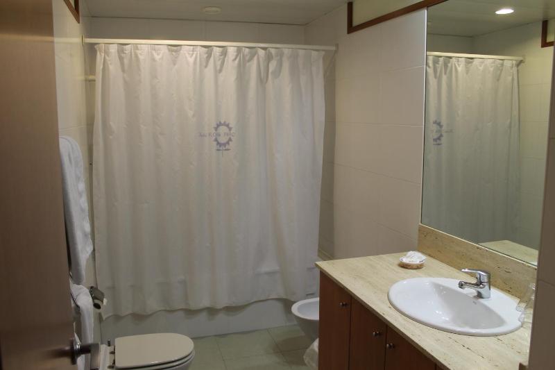 Twin Room image 3