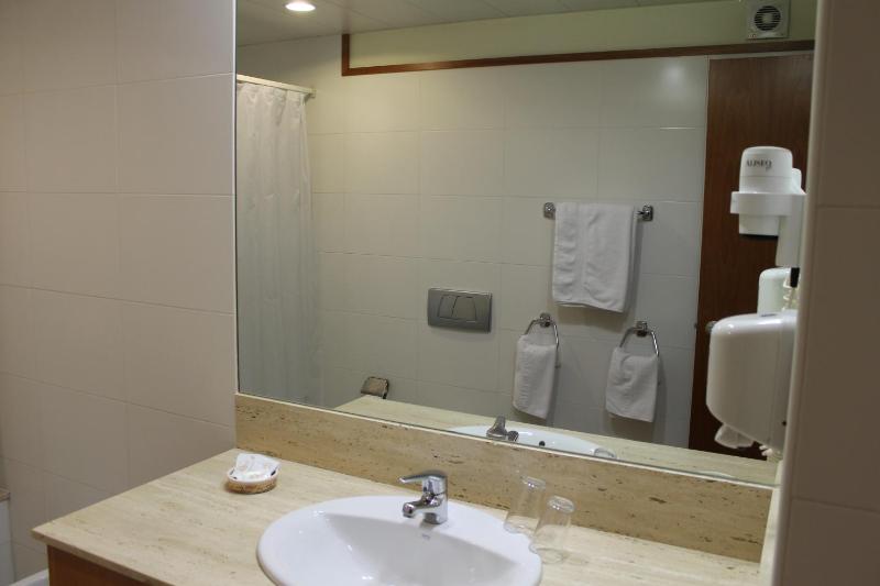 Twin Room image 2