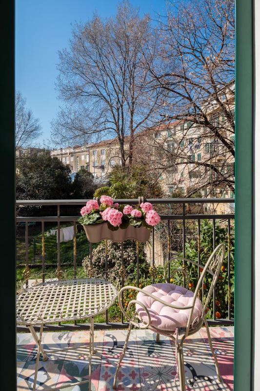 Deluxe Double Room with Balcony image 3