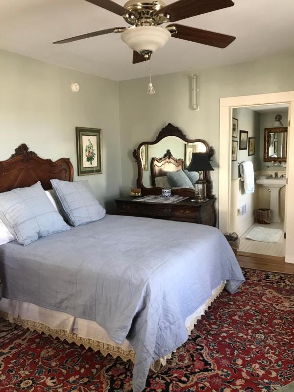 Queen Room image 3