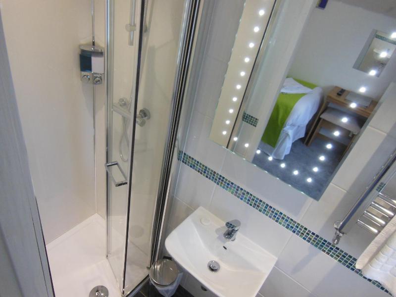 Single Room with Shower image 3