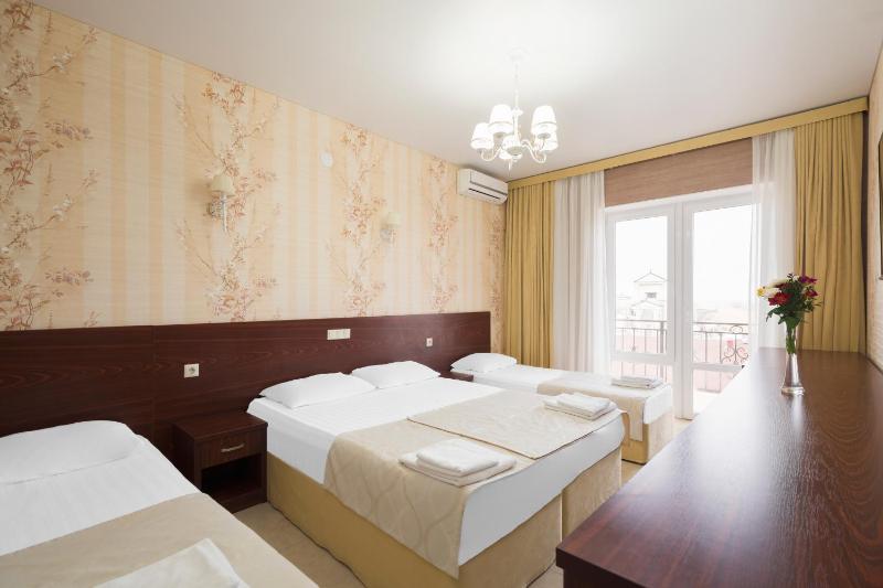 Deluxe Quadruple Room image 2