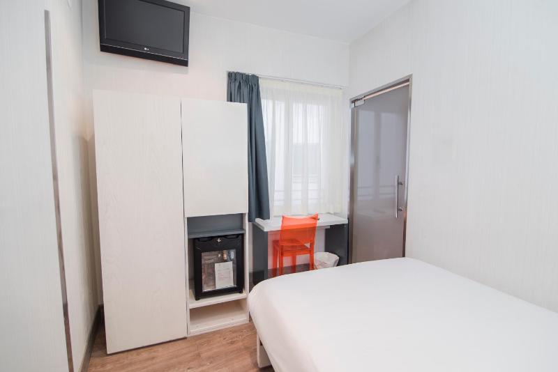 Small Double Room image 3