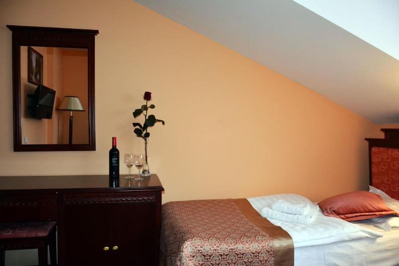 Economy Twin Room image 2