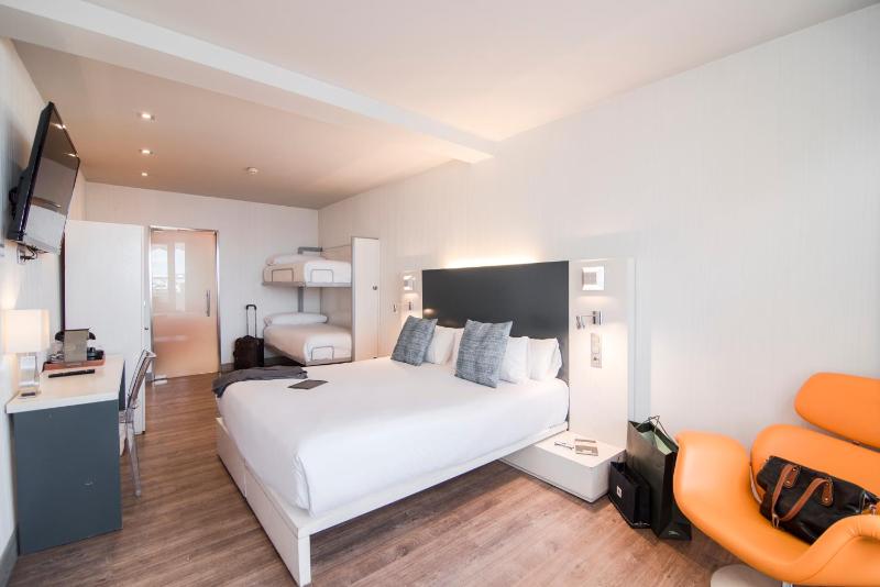 Quadruple Room with Balcony image 2