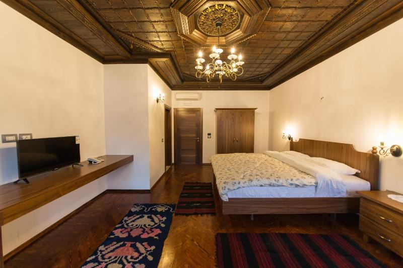 Triple Room with City View image 4