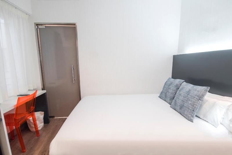 Small Double Room image 4