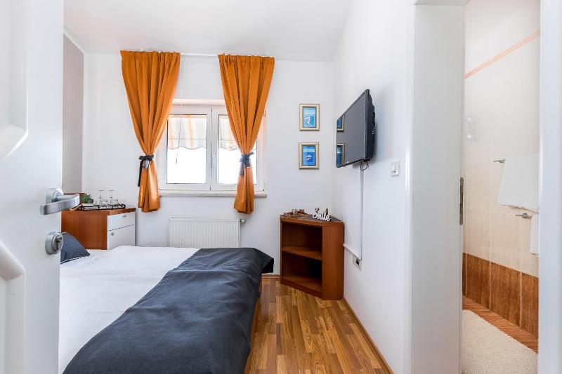Small Double Room image 3