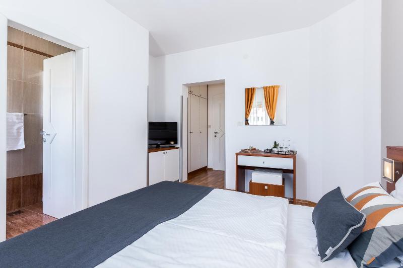 Standard Double Room with Courtyard View image 3